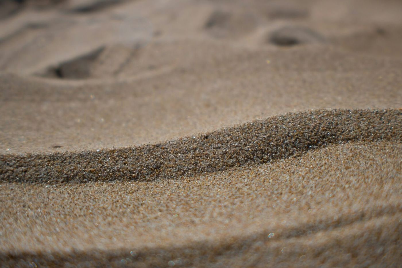 Rippled desert sand dunes